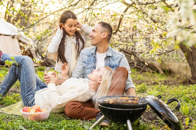 Famille heureuse en pique-nique d'été dans le parc.