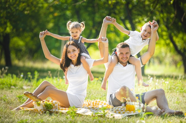 Famille heureuse en pique-nique