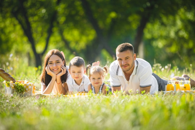 Famille heureuse en pique-nique