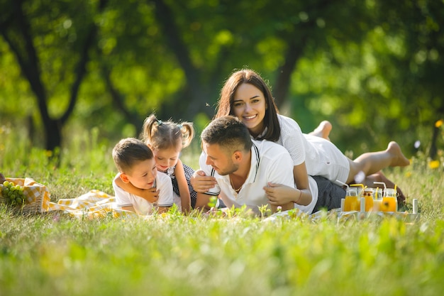 Famille heureuse en pique-nique