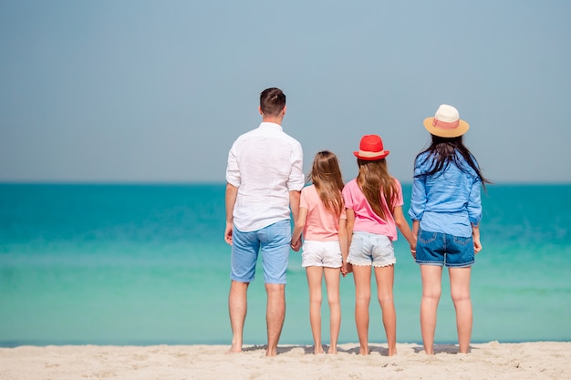 Famille heureuse sur la plage pendant les vacances d'été