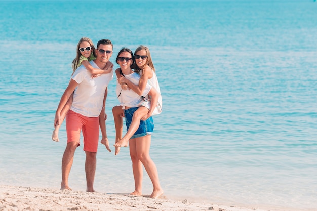 Famille heureuse sur la plage pendant les vacances d'été