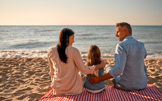 famille heureuse sur la plage