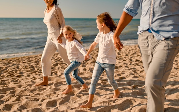 famille heureuse sur la plage