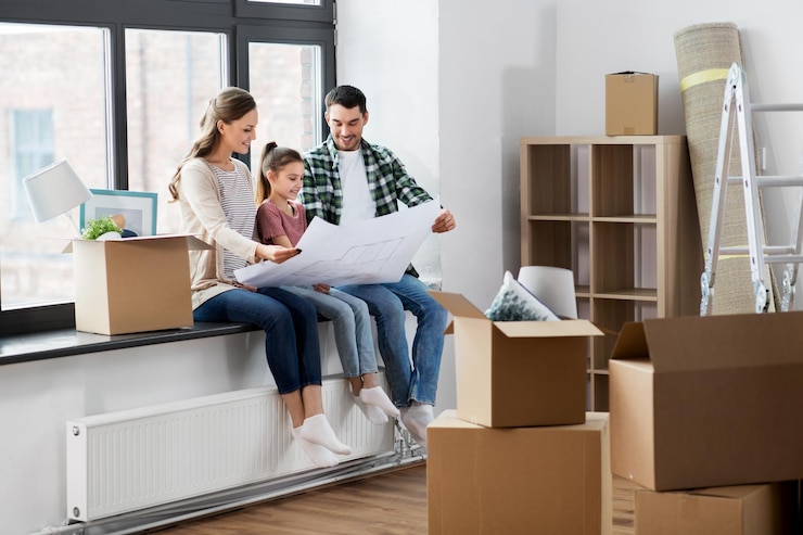 Photo une famille heureuse avec un plan de déménagement dans une nouvelle maison