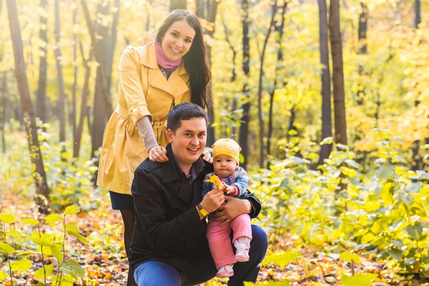 Famille heureuse en plein air en automne. Bébé et mère et père