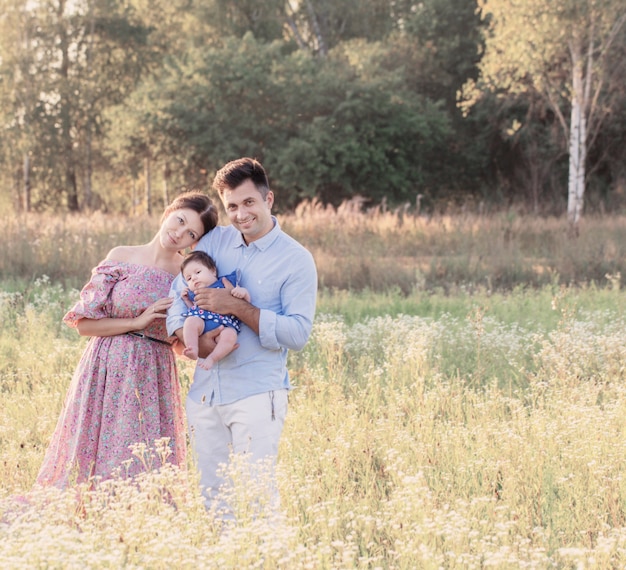 famille heureuse en plein air