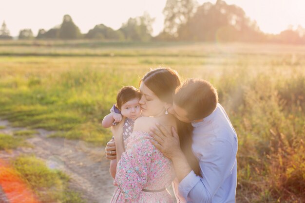 Famille heureuse en plein air