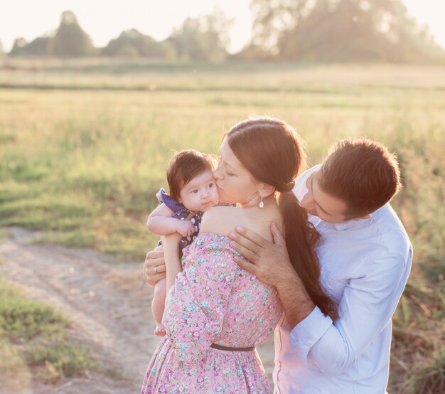 Famille heureuse en plein air