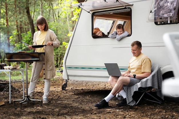 Famille heureuse de plein coup dans la nature