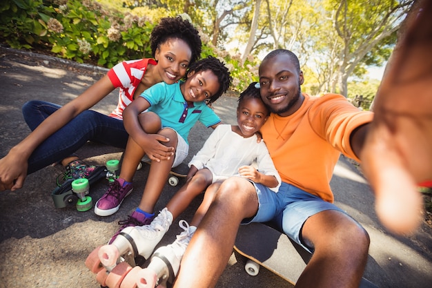 Une famille heureuse prend un selfie