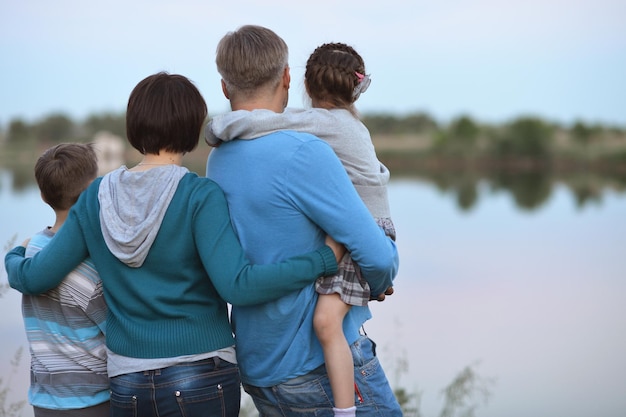 Famille heureuse près du lac