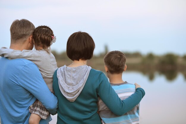 Famille heureuse près du lac