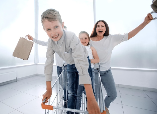 Famille heureuse pressée d'acheter une photo avec espace de copie