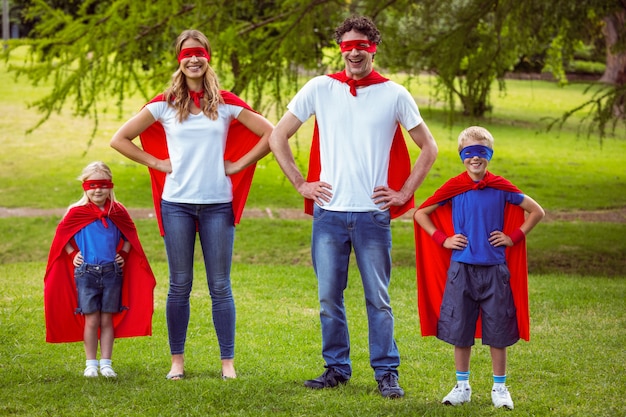 Photo famille heureuse prétendant être un super-héros