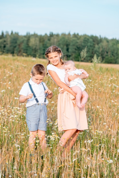 Famille heureuse, profiter de la vie ensemble au pré en plein air.