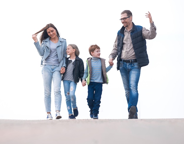 Famille heureuse en promenade