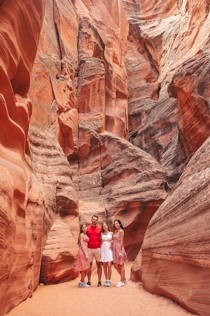 Une famille heureuse de quatre personnes explore le canyon de l'antilope en Arizona, aux États-Unis.
