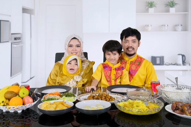 Une famille heureuse qui mange ensemble.