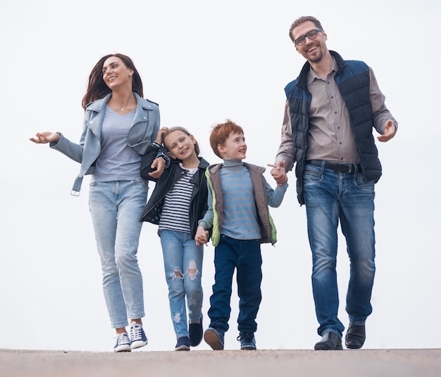 Famille heureuse s'amusant à marcher ensemble