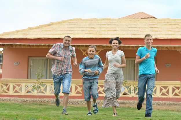 Famille heureuse s'amusant à la station de vacances