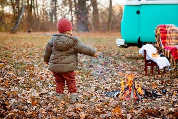 Famille Heureuse S'amusant Tout En Passant Une Journée D'automne En Pique-nique Au Parc
