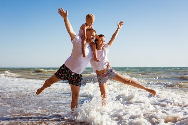 Photo famille heureuse s'amusant en vacances d'été