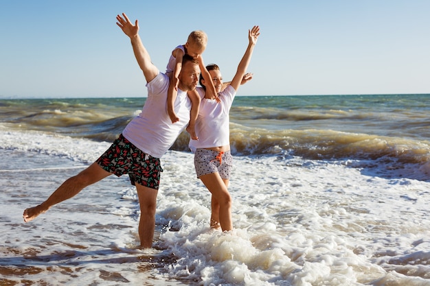 Famille heureuse s'amusant en vacances d'été