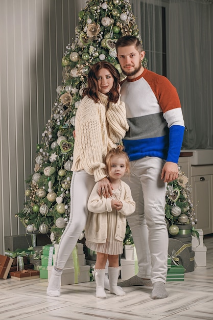 Famille heureuse, s'amuser avec des cadeaux de Noël à la maison. Portrait.