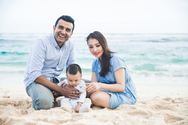 Famille heureuse, s'amuser ensemble pendant les vacances à la plage