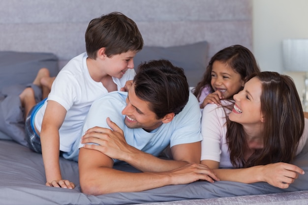 Famille heureuse, s&#39;amuser sur le lit