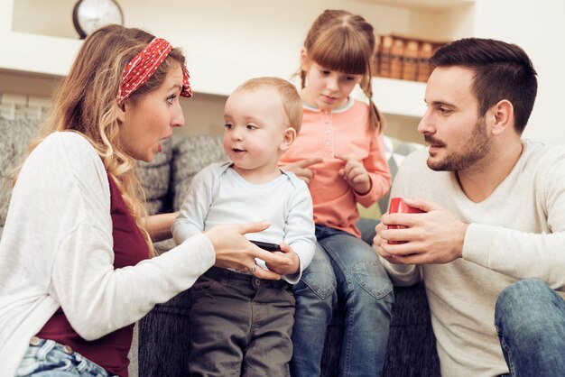 Famille heureuse s'amuser à la maison