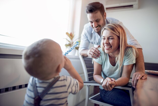 Famille heureuse s'amuser à la maison