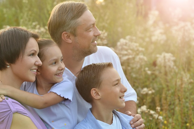 Famille heureuse s'amuser en plein air