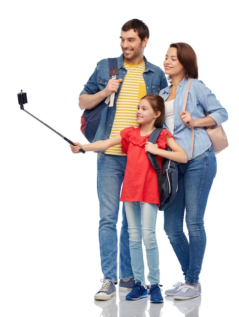 Photo une famille heureuse avec des sacs à dos qui se font des selfies.