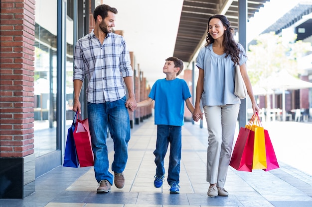 Famille heureuse avec des sacs à provisions