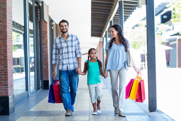 Famille heureuse avec des sacs à provisions