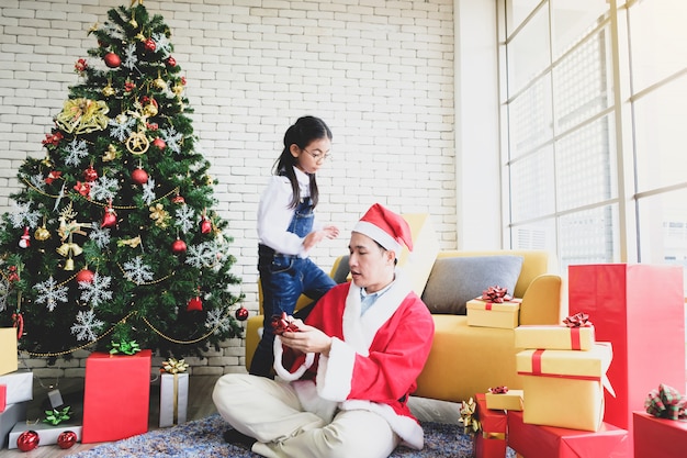 Famille heureuse à la saison de Noël.