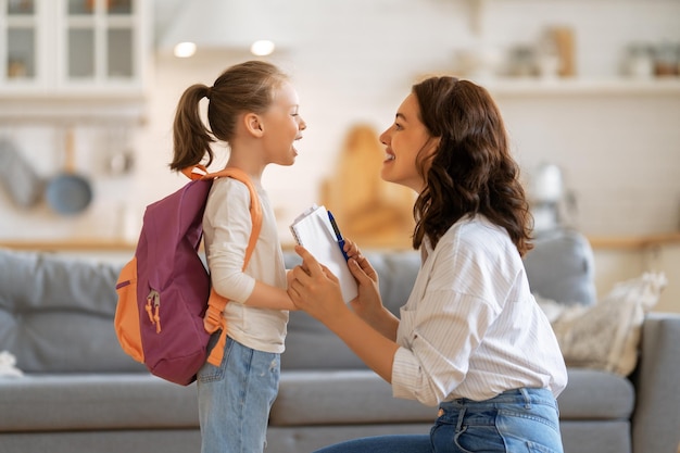 Famille heureuse se préparant à l'école