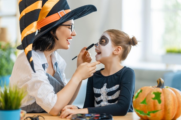 Famille heureuse se préparant pour Halloween