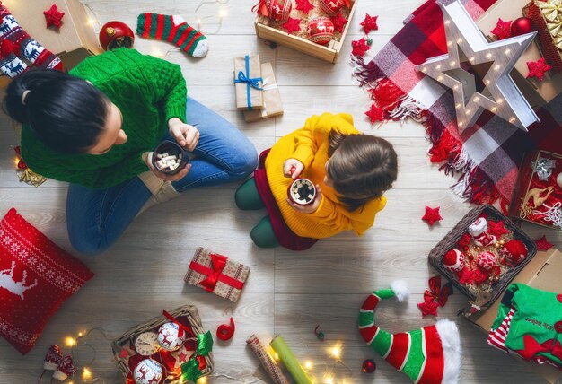 Famille heureuse se préparant pour Noël. Mère et sa fille décorant la maison pour les vacances.