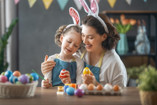 Famille heureuse se préparant pour Pâques Mignonne petite fille enfant portant des oreilles de lapin