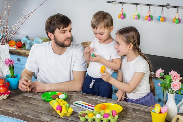 Une famille heureuse se prépare à Pâques