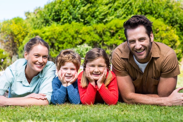 Famille heureuse, souriant à la caméra