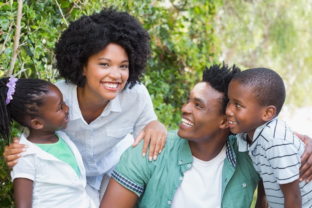 Famille heureuse, souriant à la caméra