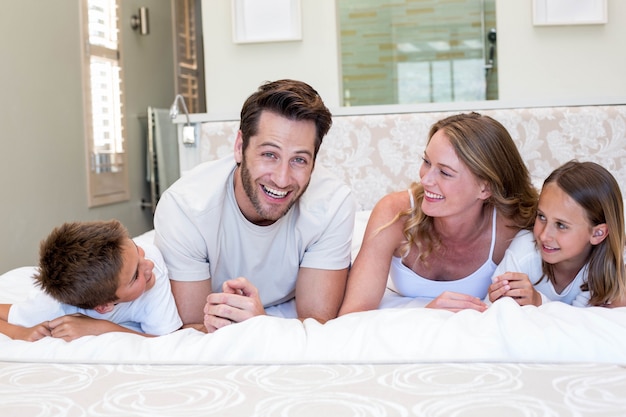 Famille heureuse, souriant à la caméra