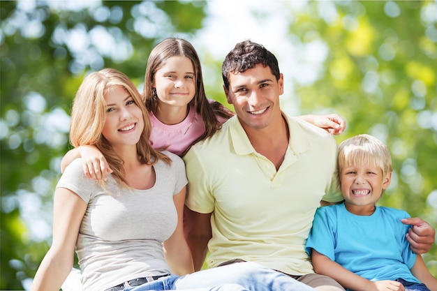 Famille heureuse, souriant à la caméra