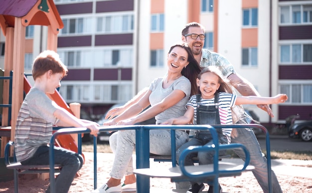 Famille heureuse sur le terrain de jeu