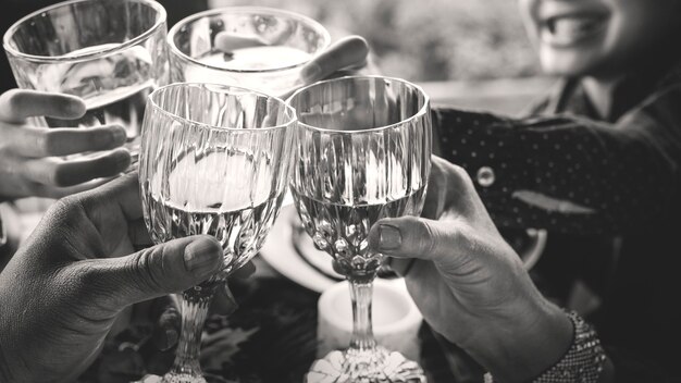 Famille heureuse en train de dîner de Noël