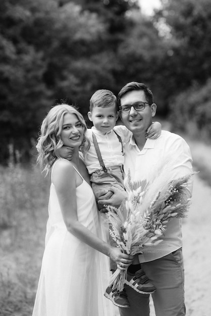 Famille heureuse trois papa maman et fils en promenade